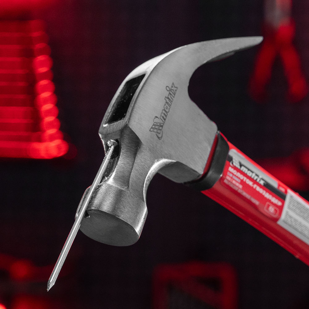 Молоток-гвоздодер, 450 г, боек c магнитом, фибергласовая обрезиненная рукоятка Matrix