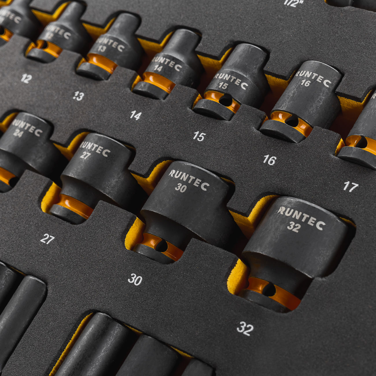 RUNTEC RT-IWPIST1E38F Набор с пневмогайковертом, динамометрическим ключом, ударными головками RUNTEC 1/2, 8-32 мм, CrMo, ложемент EVA, 38 пр. (RT-IWPIST1E38F)