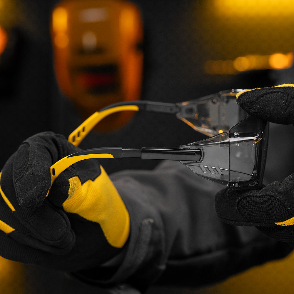 Очки защитные открытые, поликарбонатные, увеличенная дымчатая линза, регулируемые дужки Denzel (89203)