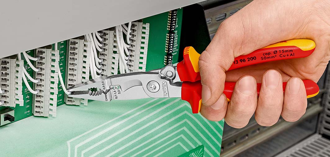 Клещи электромонтажные 6-в-1 зачистка 0.75 – 1.5 / 2.5 мм? рез O 15 мм / 50 мм? 200 мм фосфатированные 2-комп ручки SB KN-1382200SB