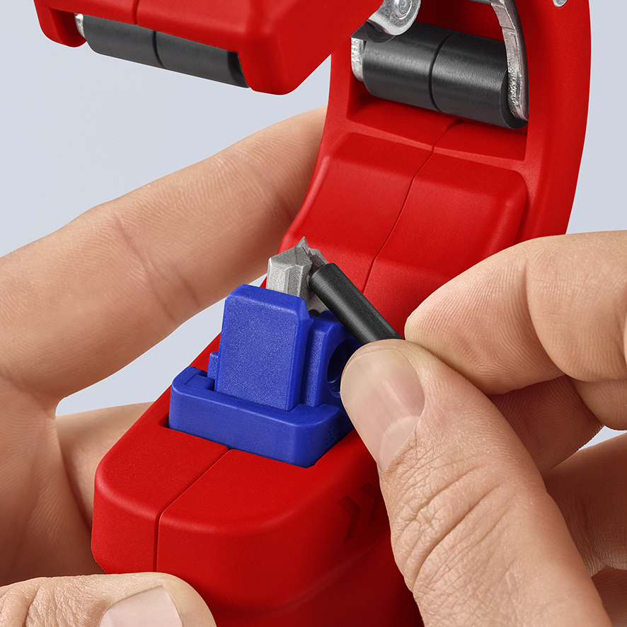 Труборез O 32/40/50 мм для канализационных пластиковых труб, толщина max 2.4 мм, длина 202 мм, BK DP50 KNIPEX KN-902301BK