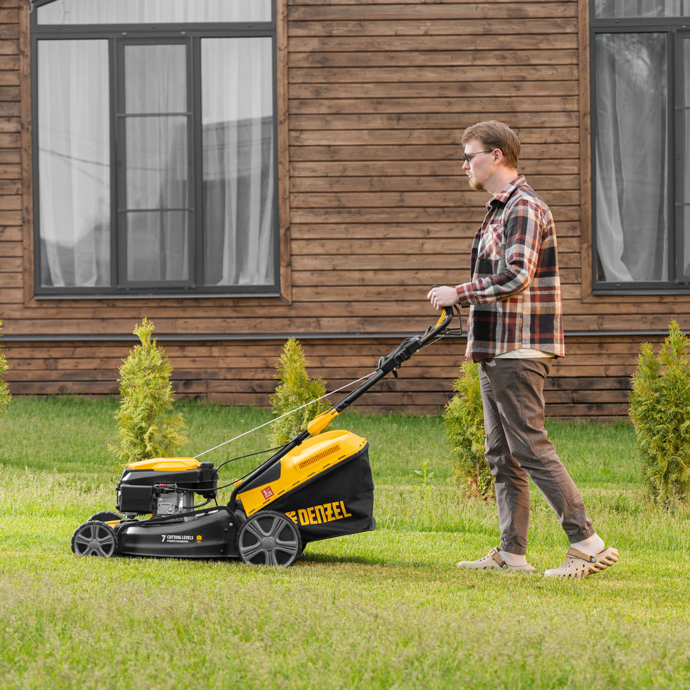 Газонокосилка бензиновая GLD-460SP, 146 куб.см, ширина 46 см, привод 7 уровней, травосборник 50 л Denzel (58803)
