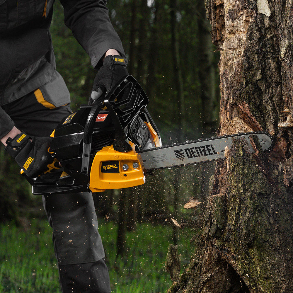 Пила цепная бензиновая DGS-4516, шина 40 см, 45 см3, 3 л.с, шаг 3/8, паз 1.3 мм, 57 звеньев Denzel (95230)