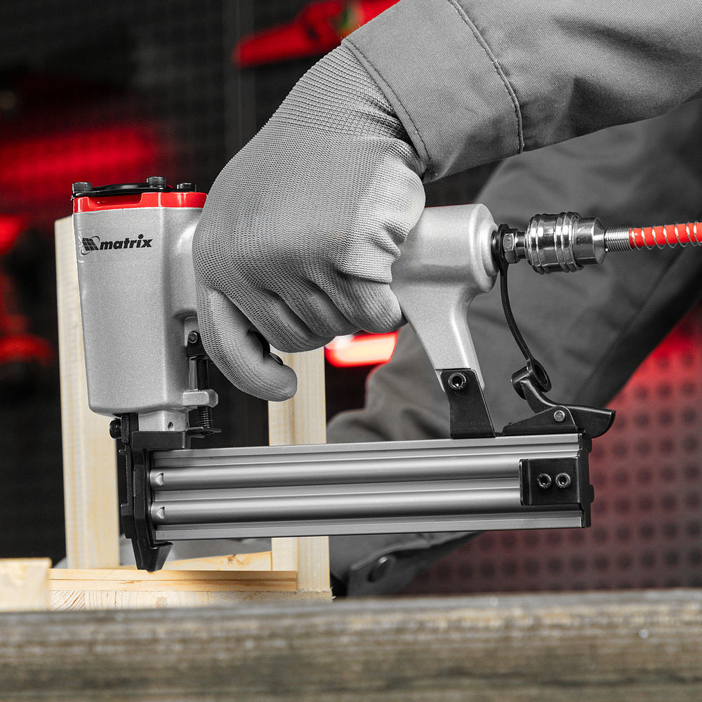 Нейлер пневматический для гвоздей от 10 до 32 мм Matrix (57405)