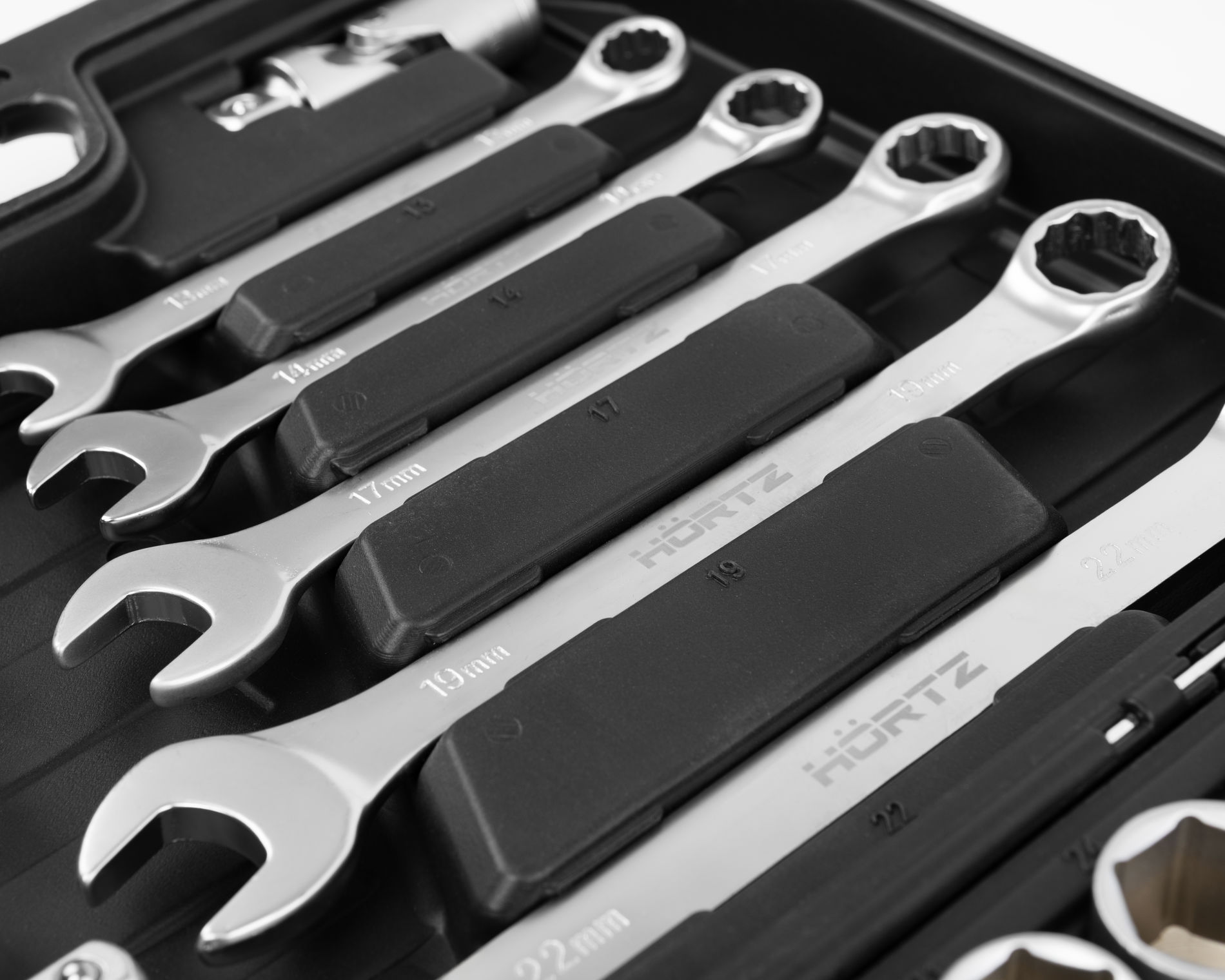 Набор инструментов  82 предмета 1/2" & 1/4", CRV, профессиональный в кейсе HORTZ 1187698