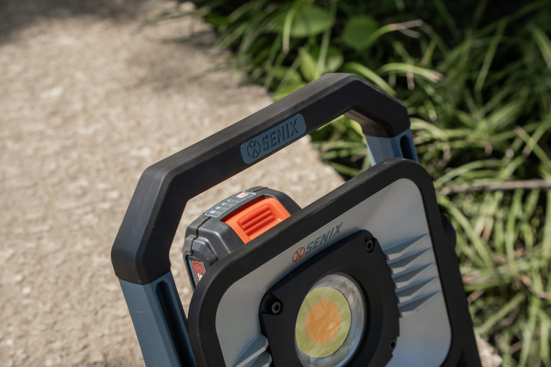 Прожектор портативный, без АКБ и ЗУ X2 20В